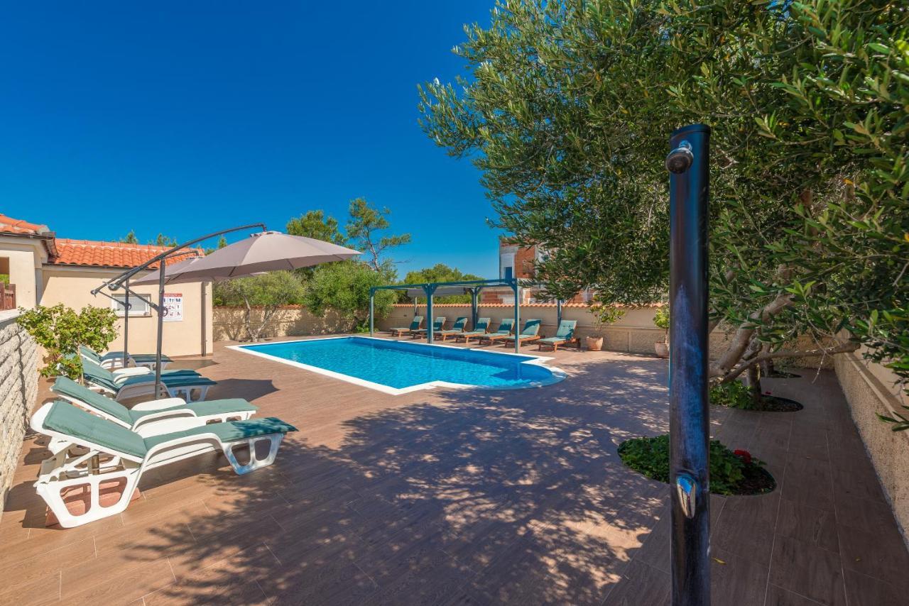 Villa Mare Apartments Вир Екстер'єр фото